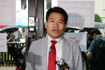 "중진 의원, 전한길에 90도 폴더인사"…초선들 '자괴감' 토로