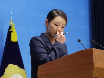 "성비위 문제 제기하자 폭행"…조국혁신당 대변인, 당 떠나며 폭로