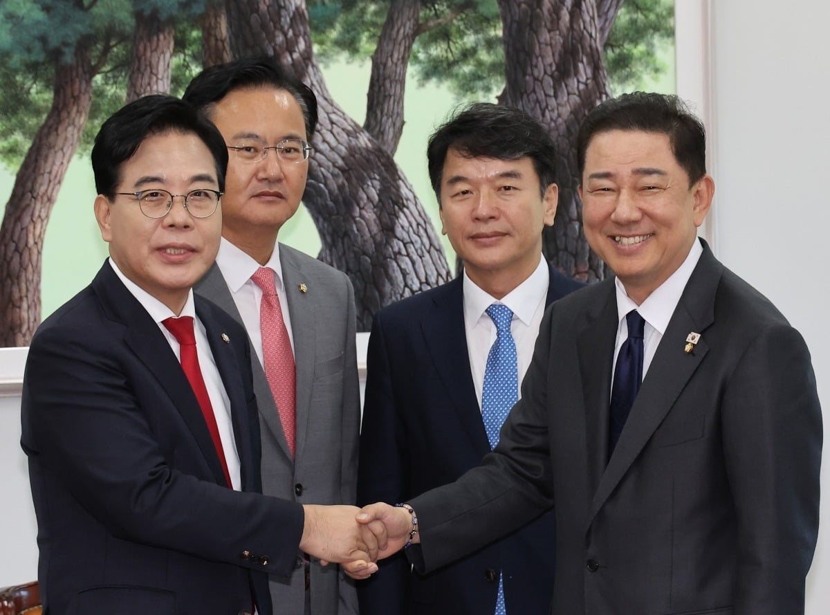 김병기 더불어민주당 원내대표, 송언석 국민의힘 원내대표가 10일 서울 여의도 국회에서 회동을 갖고 있다. /사진=연합뉴스 