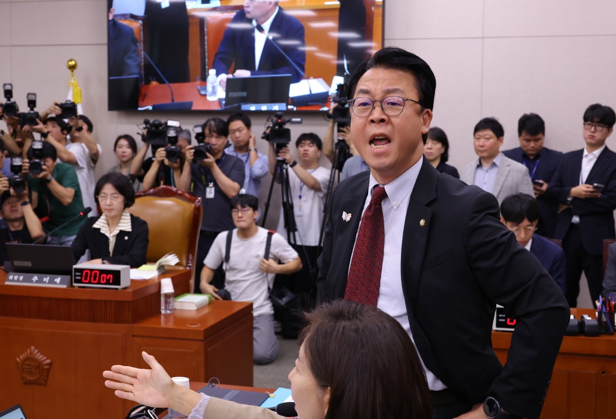 국민의힘 곽규택 의원이 16일 서울 여의도 국회에서 열린 법제사법위원회 전체회의에서 무소속 최혁진 의원 발언에 항의하고 있다. / 사진=연합뉴스