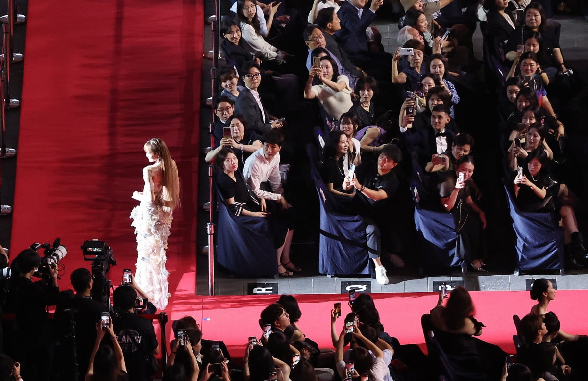 블랙핑크 리사가 17일 오후 부산 해운대구 영화의전당에서 열린 제30회 부산국제영화제(BIFF) 개막식에 참석해 레드카펫을 밟으며 포즈를 취하고 있다. /사진=연합뉴스