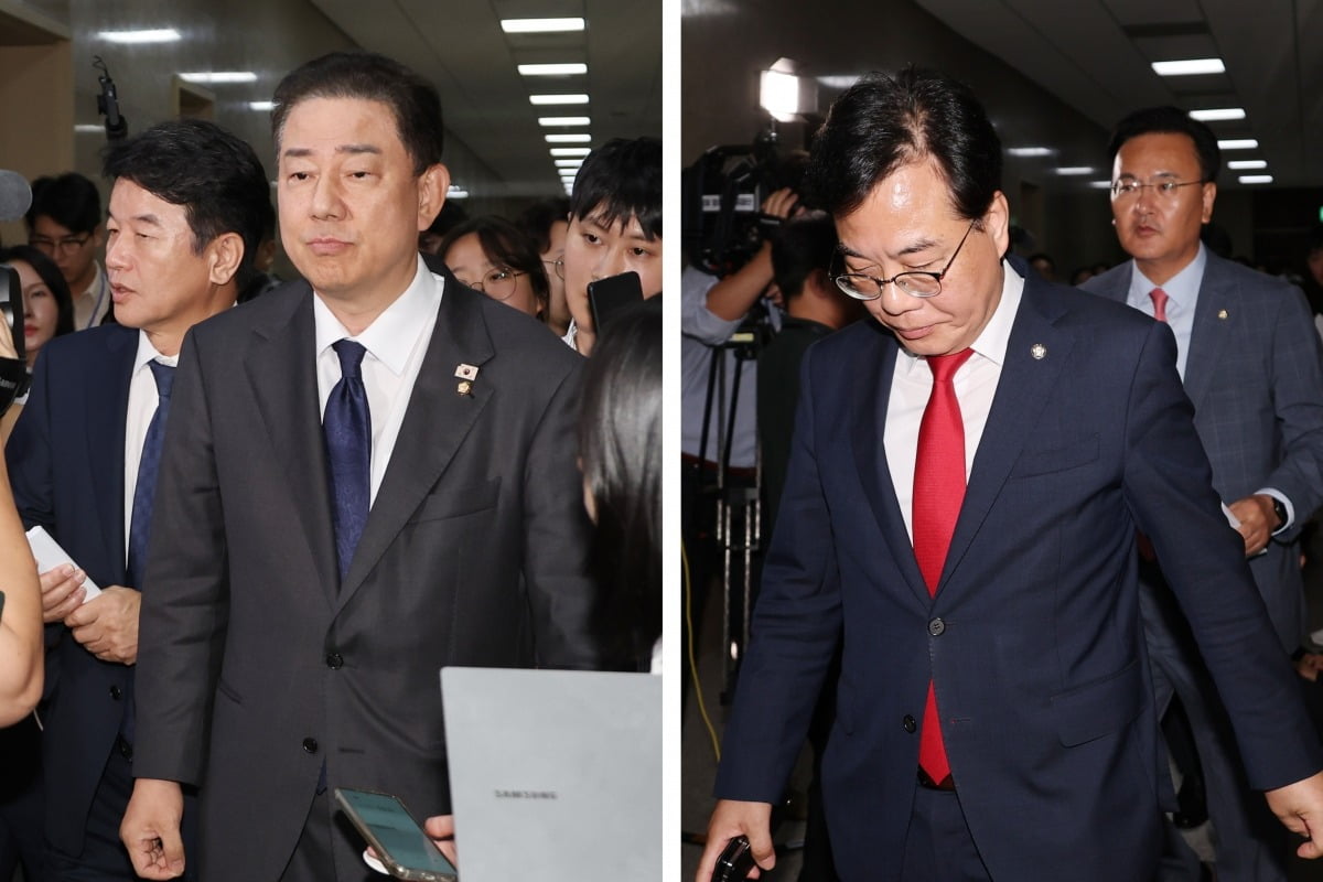  더불어민주당 김병기 원내대표와 문진석 원내운영수석부대표(왼쪽 사진), 국민의힘 송언석 원내대표와 유상범 원내운영수석부대표(오른쪽 사진)가 22일 서울 여의도 국회에서 정부조직개편안 논의를 위해 회동한 뒤 각각 굳은 표정으로 나오고 있다. /사진=연합뉴스