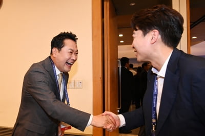 장동혁·이준석, 손 맞잡고 함박웃음…연대설 솔솔 [정치 인사이드]