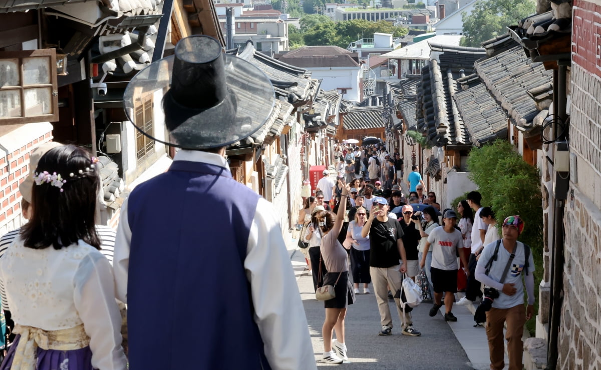  서울 종로구 북촌을 찾은 외국인 관광객들이 한옥마을을 관람하고 있다. 사진=뉴스1