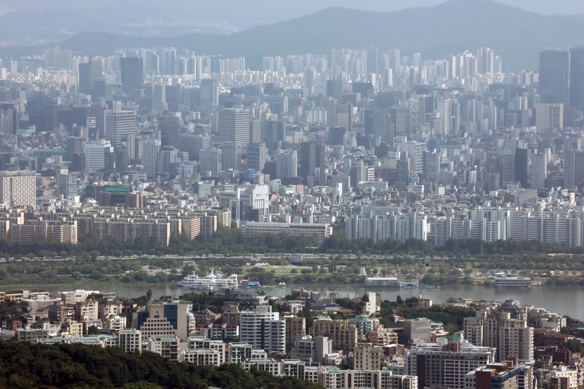 서울 남산타워에서 바라본 아파트 단지. 사진=뉴스1