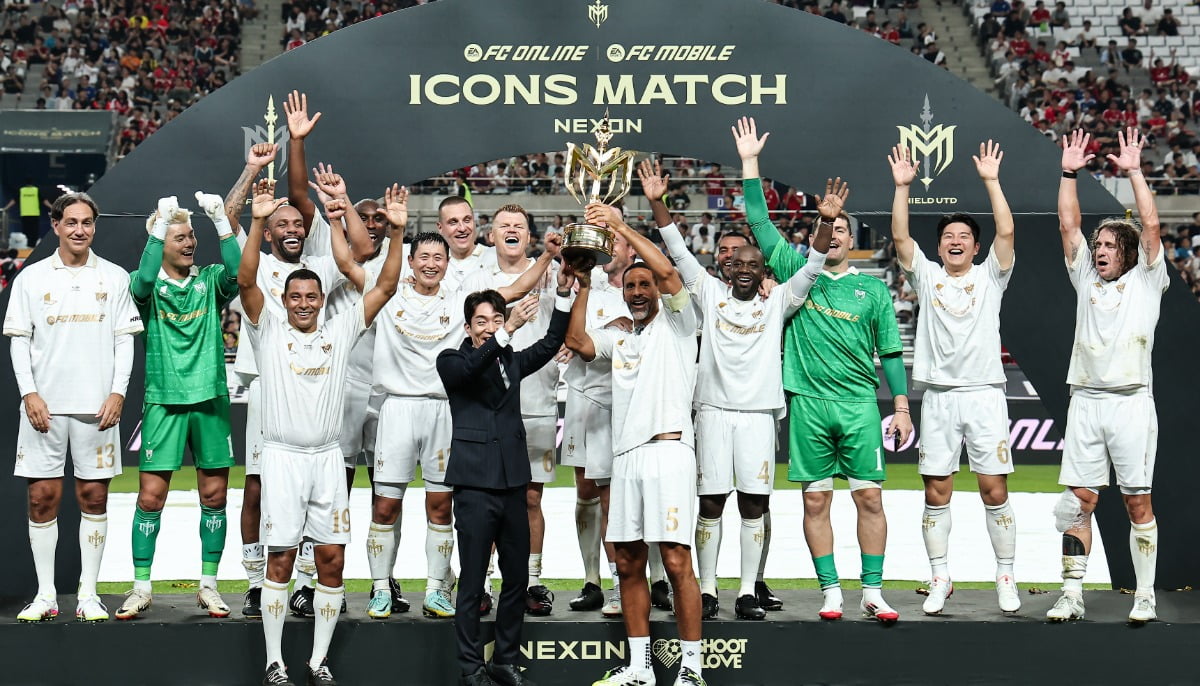 지난 14일 오후 서울 마포구 서울월드컵경기장에서 열린 '2025 넥슨 아이콘매치' FC 스피어와 실드 유나이티드의 경기, 실드 유나이티드 선수들이 2대1 승리 후 트로피를 들고 기뻐하고 있다.사진=뉴스1