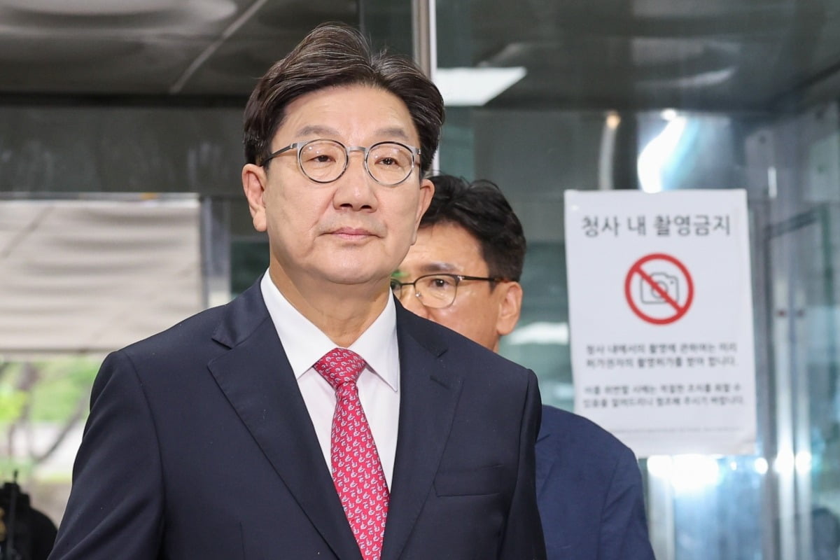 권성동 국민의힘 의원이 16일 오후 서울 서초구 중앙지방법원에서 '통일교 불법 정치자금 수수' 의혹(정치자금법 위반 혐의) 관련 구속 전 피의자 심문(영장실질심사)에 출석하고 있다. /사진=뉴스1