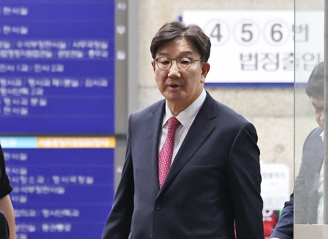 권성동 국민의힘 의원이 16일 오후 서울 서초구 중앙지방법원에서 '통일교 불법 정치자금 수수' 의혹(정치자금법 위반 혐의) 관련 구속 전 피의자 심문(영장실질심사)를 마치고 법원을 나서고 있다./ 사진=뉴스1