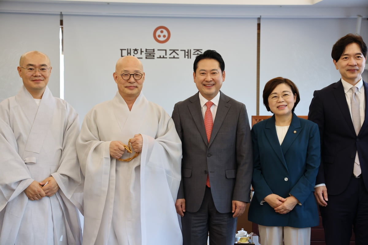장동혁 국민의힘 대표가 22일 서울 종로구 조계사를 방문, 대한불교조계종 총무원장 진우스님을 예방, 기념 촬영을 하고 있다. /사진=뉴스1