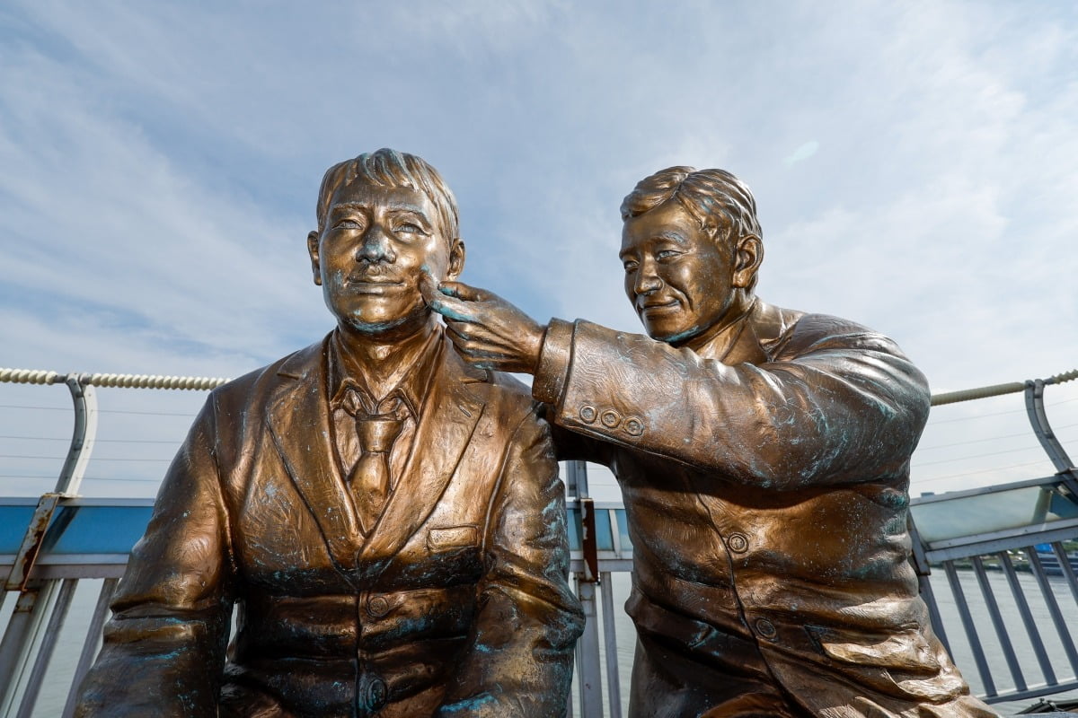 25일 서울 마포대교에 '한번만 더 동상'이 자리하고 있다. 사진=뉴스1