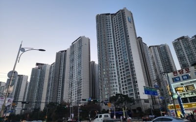 "갭투자 문의 줄이어"…정부 규제지역 지정에 매물 호가 높이는 동네 [돈앤톡]