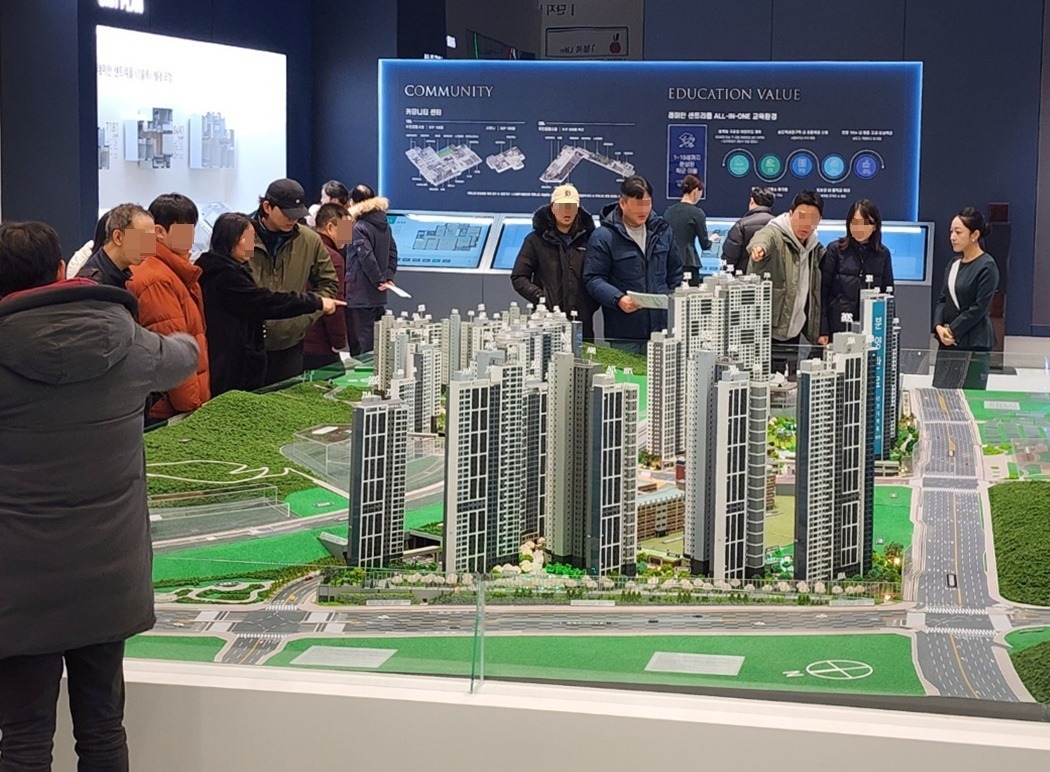 수도권의 한 모델하우스에서 방문객들이 주택 모형을 살피고 있다.  /사진=한경DB