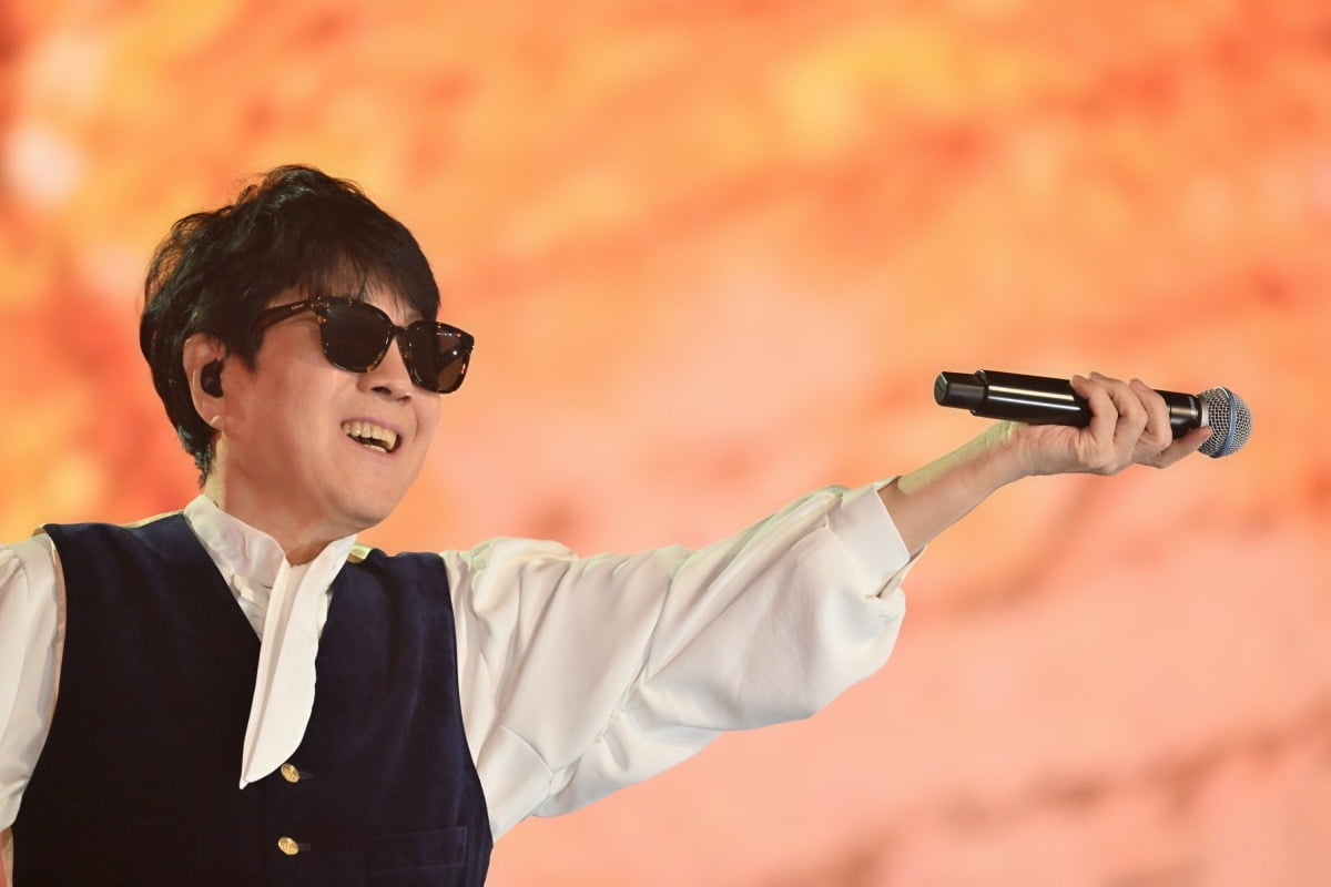 "역시 가왕"…'3시간 떼창' 조용필 콘서트, 추석 연휴 시청률 1위