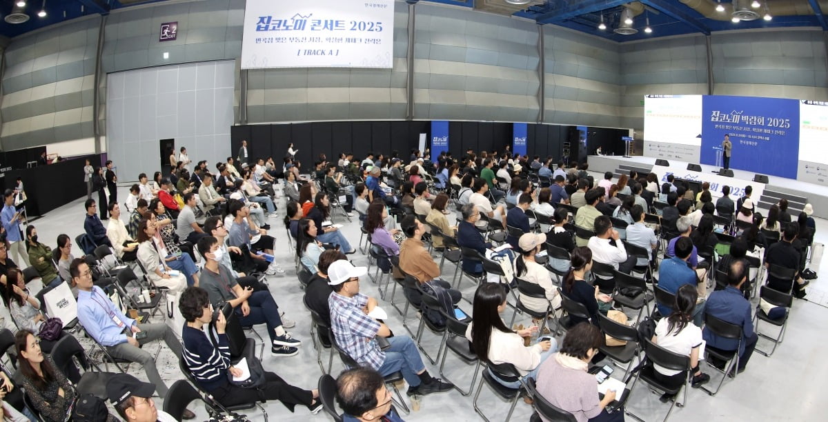 1일 서울 삼상동 코엑스에서 열린 ‘집코노미 박람회 2025’ 둘째날 행사에서 신현강 부룡 작가가 '전세시장의 불안, 새로운 변화의 출발점' 주제로 강연하고 있다. 사진=문경덕 기자