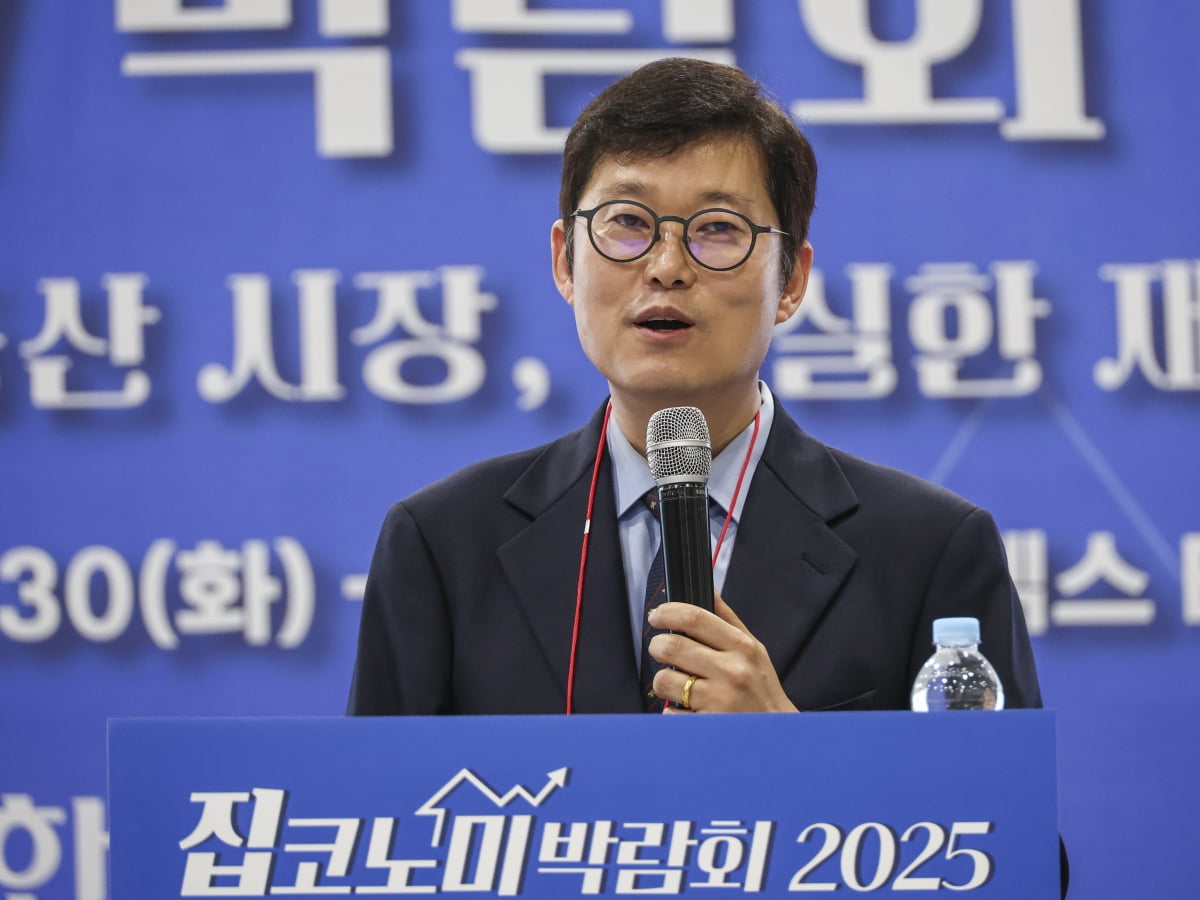 집코노미 박람회 2025 둘째날인 1일 서울 삼성동 코엑스에서 열린 집코노미 박람회 2025에서 김학렬 스마트튜브 대표가 '서울이 아니어도 오를 곳은 오른다!: 서울, 경기, 인천 그리고 지방에서 주목해야 할 입지'를 주제로 강연하고 있다. 임형택 기자