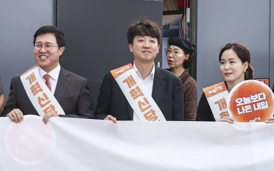 [포토] 이준석 개혁신당 대표, 서울역 찾아 귀성 인사