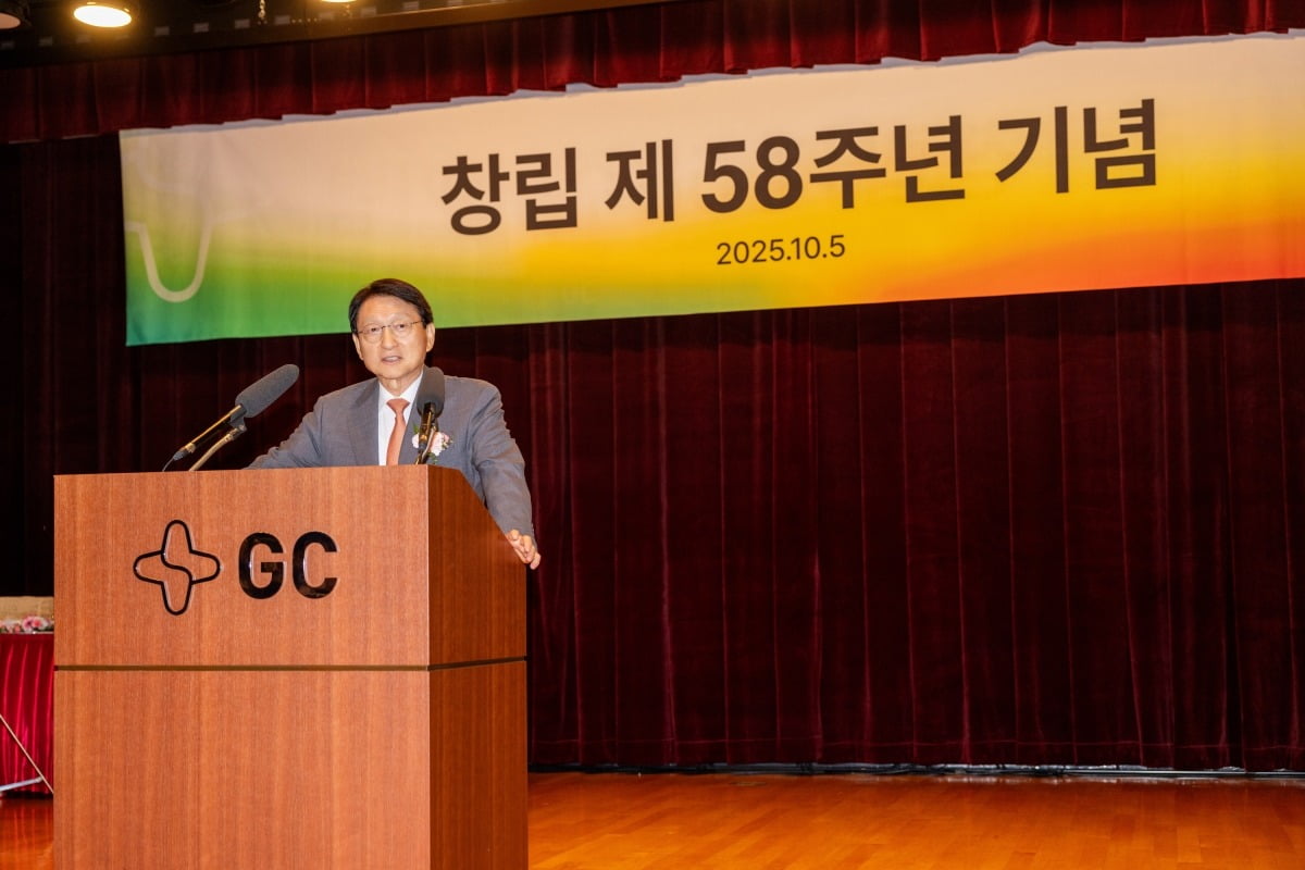 허일섭 GC 회장이 2일 경기 용인 본사에서 개최된 자사 창립 58주년 기념식에서 기념사를 하고 있다./ GC녹십자 제공 