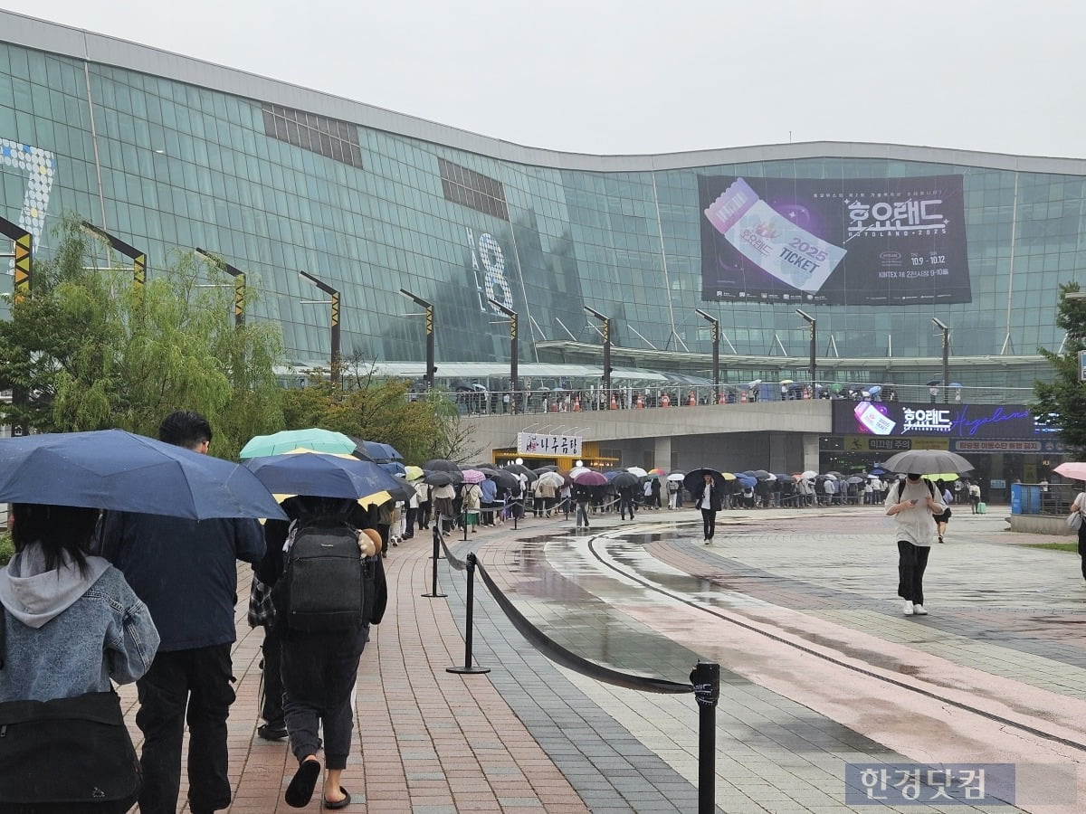 지난 10일 일산 킨텍스에서 열린 '호요랜드2025' 행사장에서 관람객들이 2층에서부터 내려와 1층 행사장 입구로 차례차례 들어가고 있다. 사진=박수빈 기자 