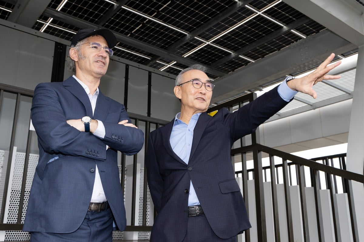 김영섭 KT 대표(오른쪽)와 알렉스 카프 팔란티어 CEO(왼쪽)가 한국에서의 첫 CEO 회동을 진행하고 기념 사진을 촬영하고 있다. 사진=KT