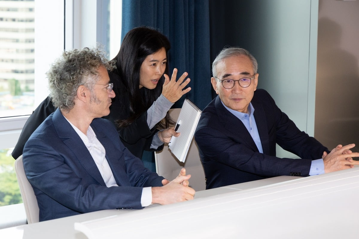 김영섭 KT 대표(오른쪽)와 알렉스 카프 팔란티어 CEO(왼쪽)가 한국에서의 첫 CEO 회동을 진행하고 기념 사진을 촬영하고 있다. 사진=KT