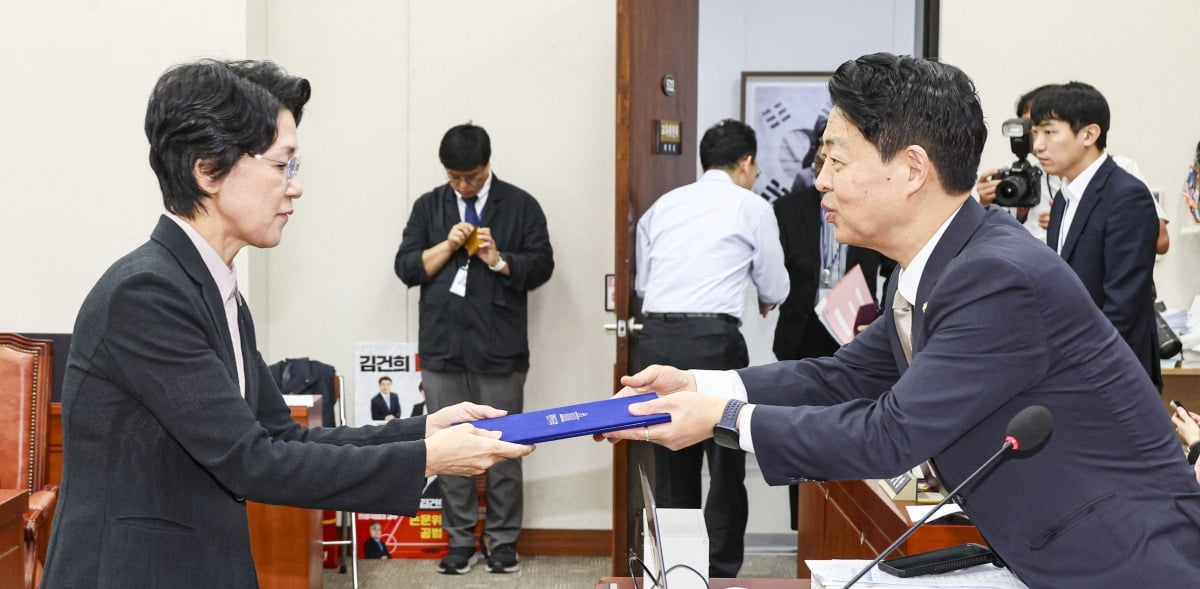 최은옥 교육부 차관이 14일 서울 여의도 국회 교육위원회에서 열린 2025년도 국정감사에서 선서를 마친 뒤 김영호 국회 교육위원장에게 선서문을 제출하고 있다.