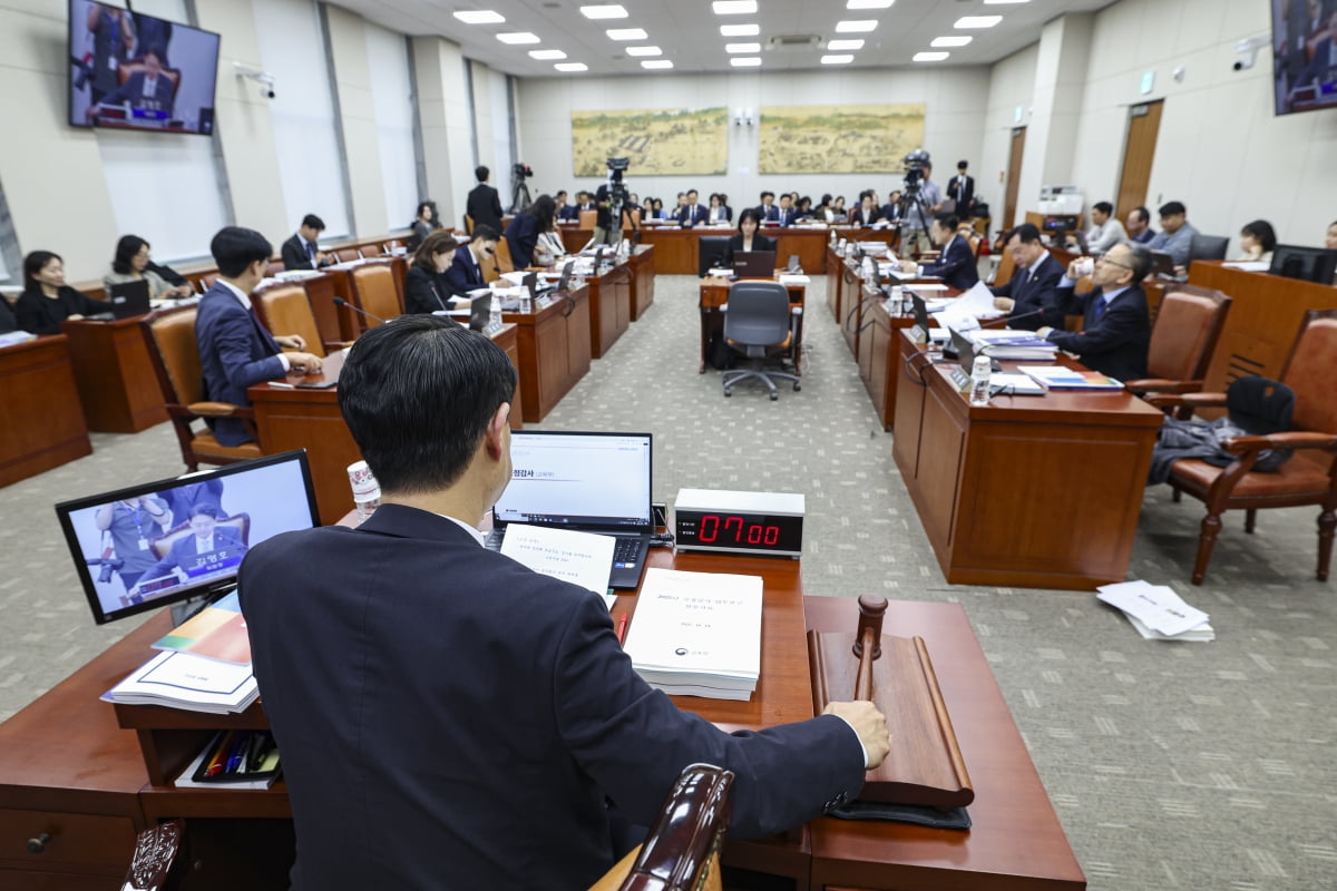 [포토] 의사봉 두드리는 김영호 국회 교육위원장