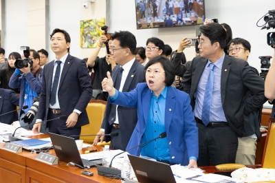 "에휴 이 찌질한 놈아" 문자 폭로…여야 국감장서 '난투극'