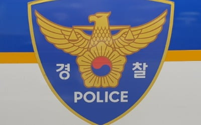 "음악 시끄러워" 흉기 들고 초등학교 난입 시도한 30대 남성…경찰에 체포