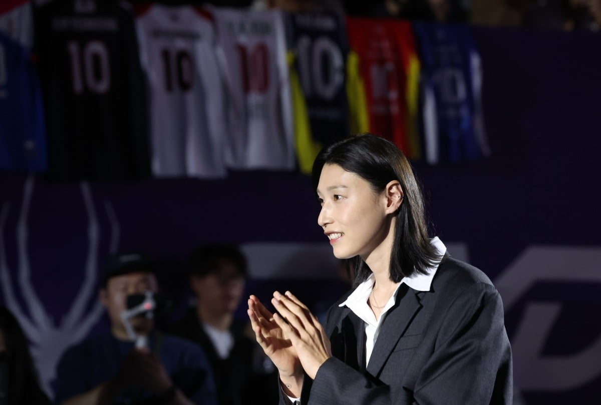 김연경이 18일 인천 부평구 삼산월드체육관에서 열린 은퇴식에서 팬들에게 인사를 하고 있다./사진=뉴스1 
