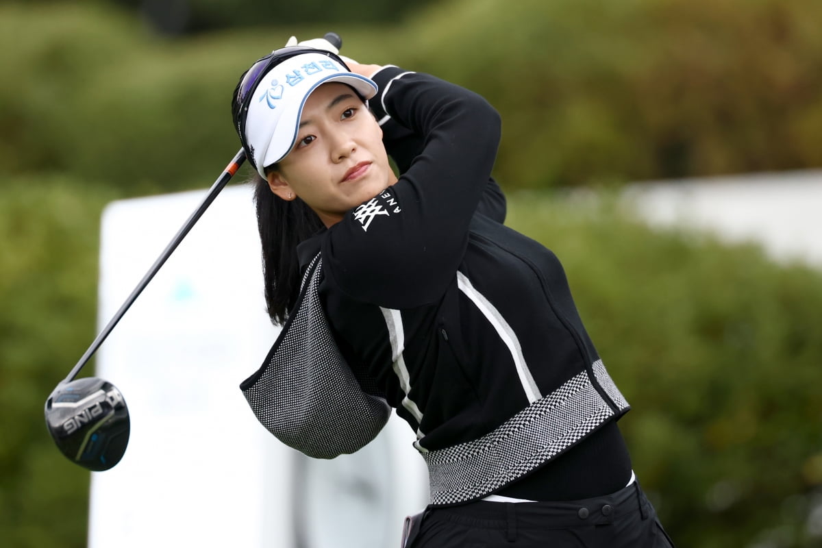 이재윤이 18일 경기 양주 레이크우드CC에서 열린 한국여자프로골프(KLPGA)투어 상상인·한경 와우넷 오픈 3라운드 1번홀에서 티샷을 하고 있다. 양주=변성현 한경닷컴 기자