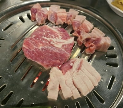 삼겹살 이번엔 목살까지?…제주도 흑돼지집 비계 논란 또