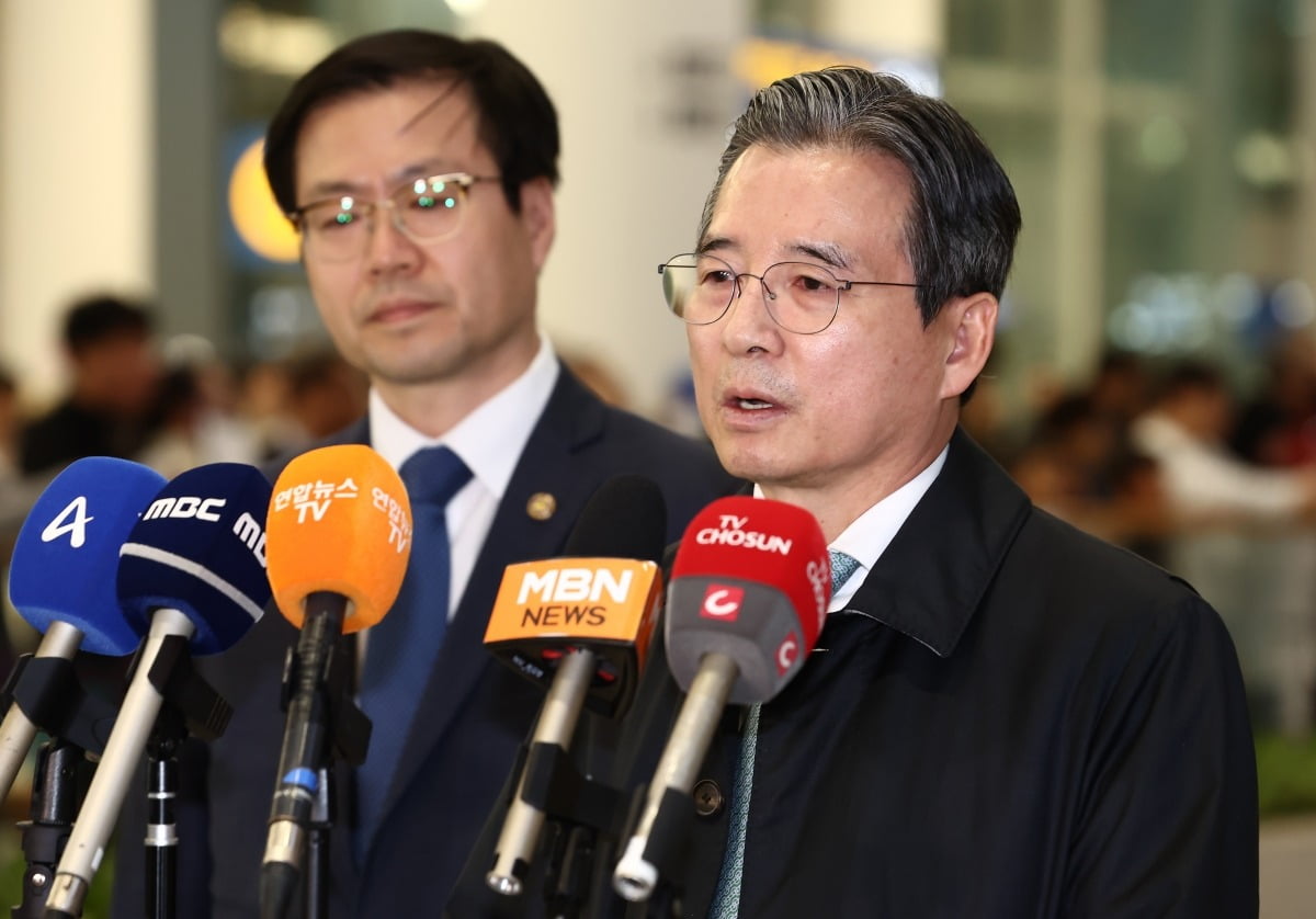 김용범 대통령실 정책실장이 19일 미국 워싱턴DC 방문을 마치고 인천국제공항을 통해 들어오면서 취재진의 질문에 답하고 있다. 연합뉴스