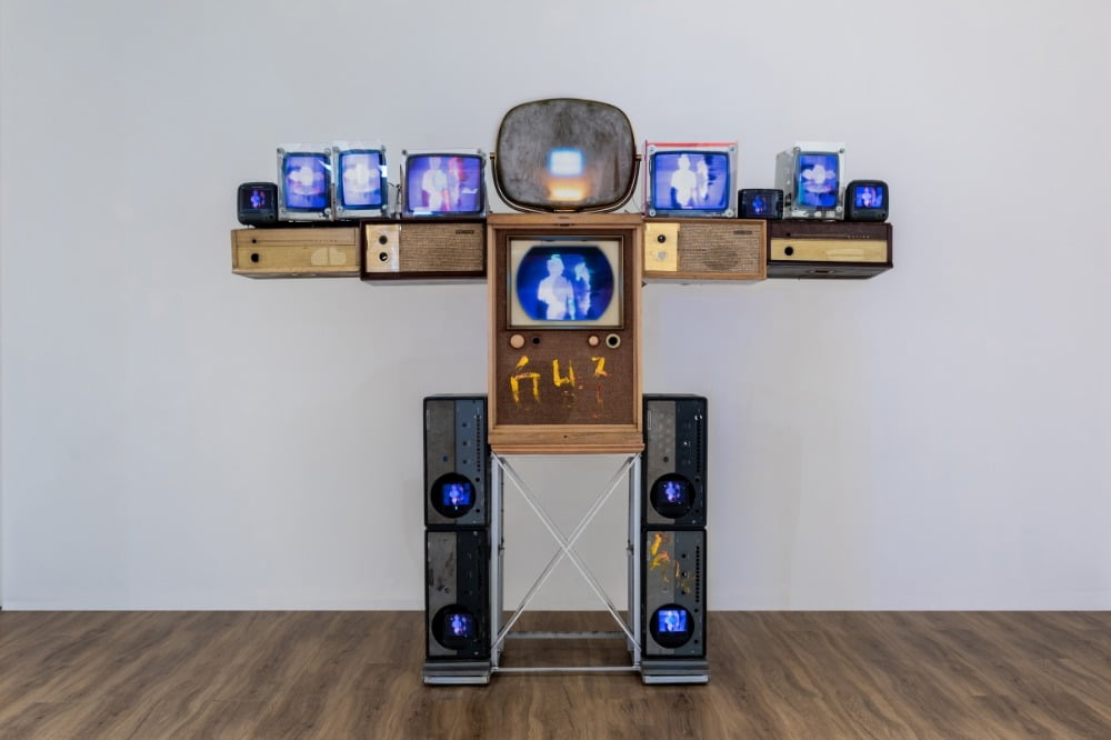 Nam June Paik (b South Korea, 1932) <Big Shoulder> (1998) / 사진제공. Museum MACAN