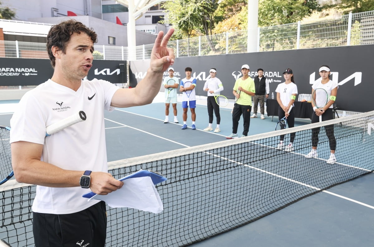 토메오 살바 라파 나달 아카데미 기술 총괄 디렉터가 22일 서울 광진구 워커힐 테네즈 파크에서 열린 'The Road Ahead - 기아 주니어 테니스 프로그램'에서 국내 주니어 테니스 선수 대상으로 트레이닝을 실시하고 있다.