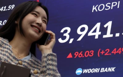 "삼전·하이닉스 못 담았다가 뒤늦게"…뭉칫돈 빠지는 공모펀드 [맹진규의 글로벌 머니플로우]