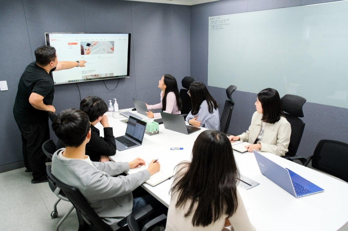 헥토파이낸셜 직원들이 업무 회의를 하고 있다. 헥토파이낸셜 제공
