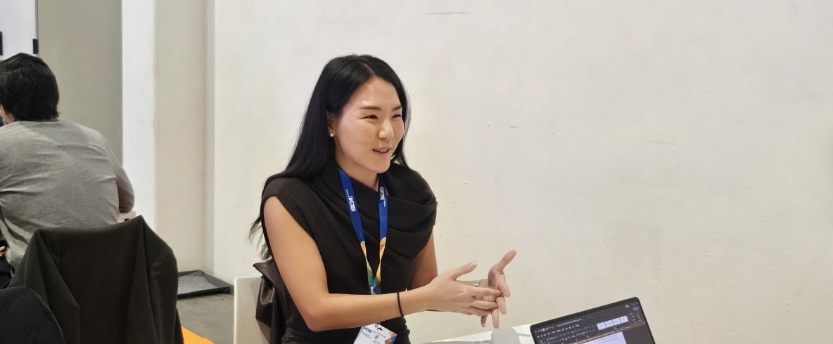 진인혜 엘레바테라퓨틱스 이사가 19일(현지시간) 독일 베를린 메세에서 열린 유럽종양학회 연례학술대회(ESMO 2025)에서 한국경제신문과 인터뷰하고 있다./ HLB 제공 