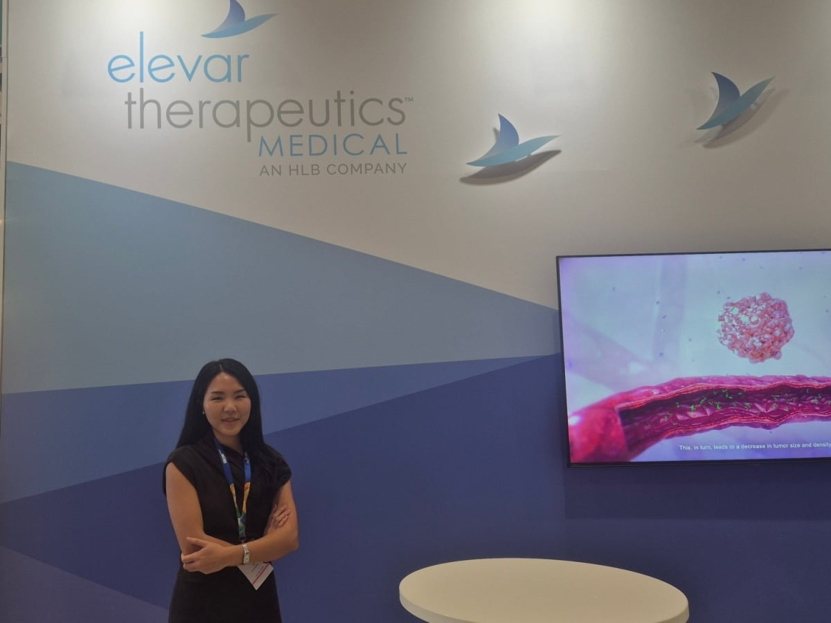 진인혜 엘레바테라퓨틱스 이사가 19일(현지시간) 독일 베를린 메세에서 열린 유럽종양학회 연례학술대회(ESMO 2025)에 마련된 엘레바테라퓨틱스 부스 앞에서 포즈를 취하고 있다./ 송영찬 기자