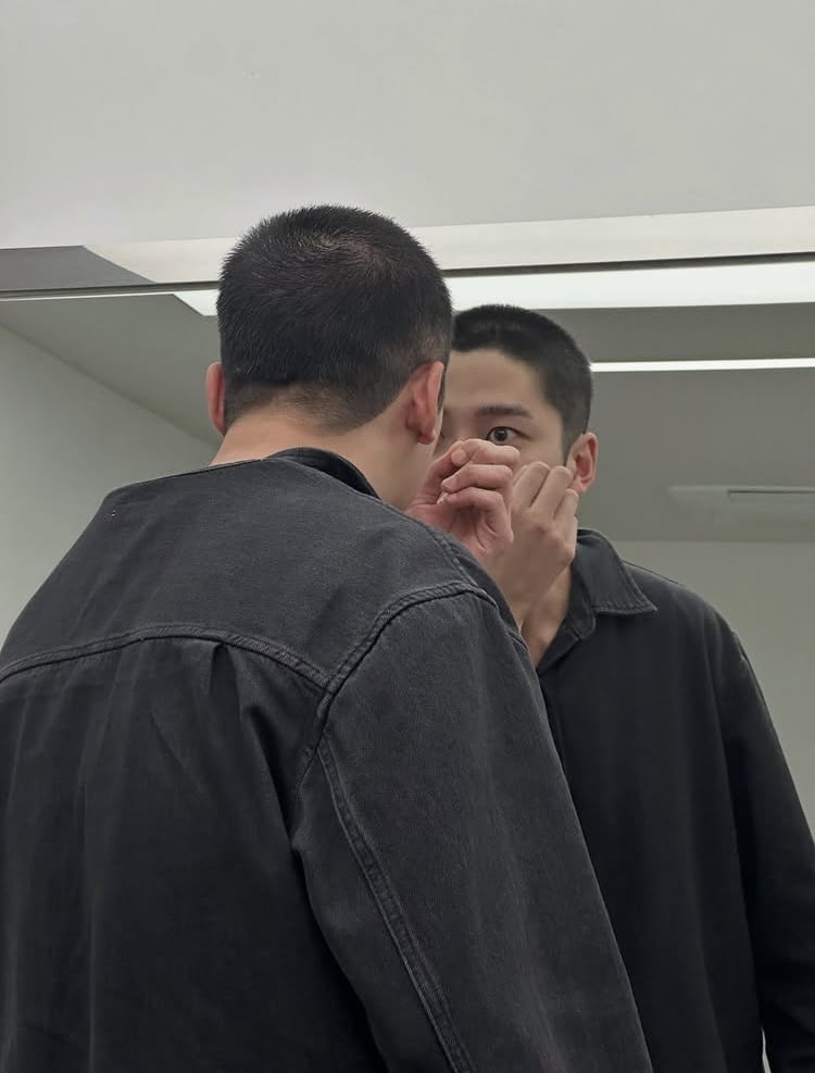 俳優兼歌手ロウン、軍入隊前に爽やかな短髪姿を公開