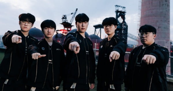 한화생명e스포스 선수단의 모습. 왼쪽부터 '제우스' 최우제, '피넛' 한왕호, '제카' 김건우, '바이퍼' 박도현, '딜라이트' 유환중 / 라이엇게임즈 제공