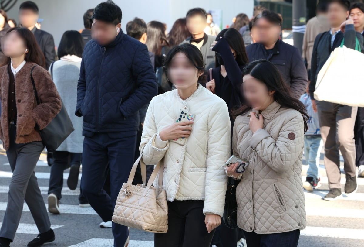 [포토] 초겨울 찬바람 속 발걸음 재촉하는 시민들
