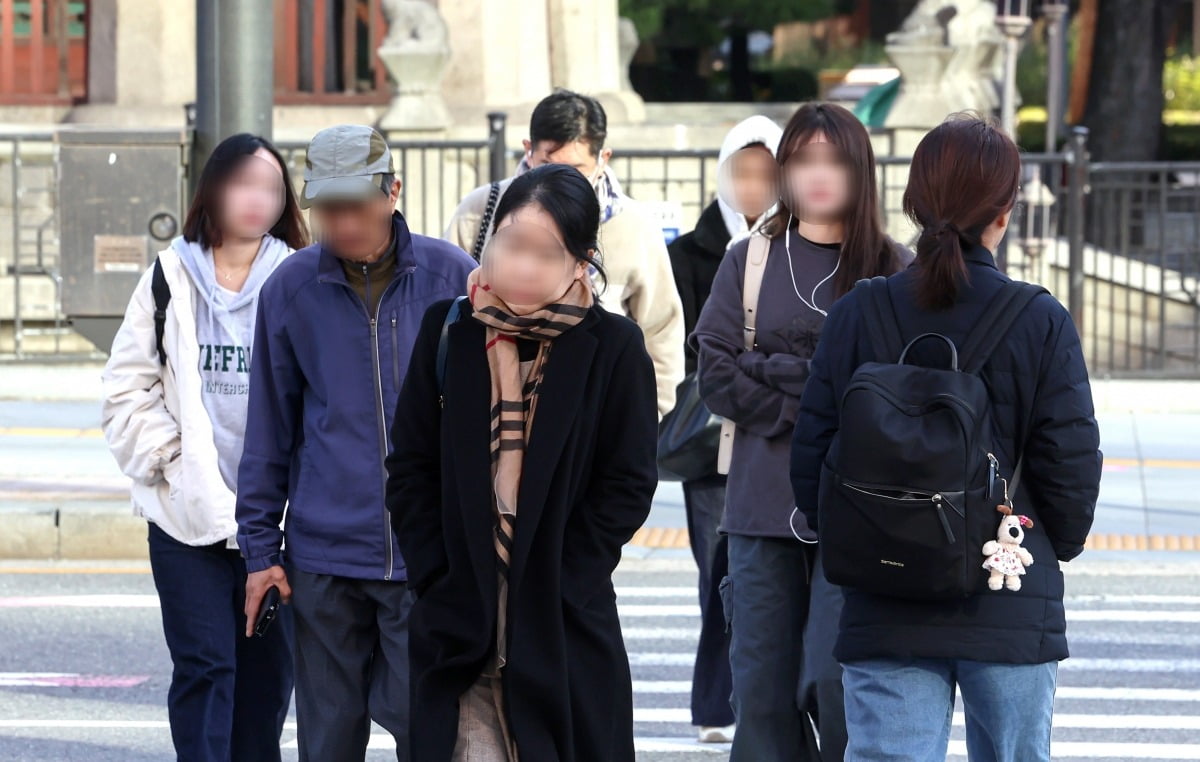 [포토] 초겨울 찬바람 속 발걸음 재촉하는 시민들