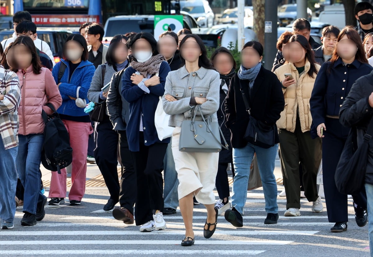 [포토] 초겨울 찬바람 속 발걸음 재촉하는 시민들