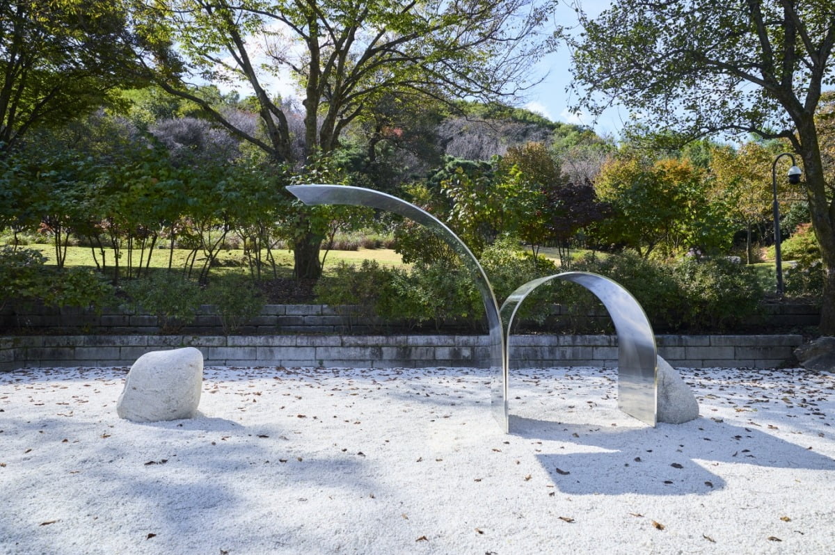 이우환 '관계항 – 튕김', 2025, 스테인리스 스틸, 자연석, 자갈 / 사진. © Lee Ufan, 김상태, 제공. 호암미술관