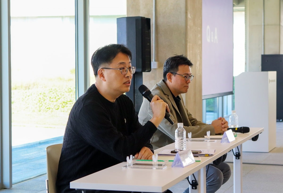 네이버클라우드가 자사 데이터센터 '각세종'에서 27일 기자 간담회를 열었다. 왼쪽은 노상민 네이버클라우드 데이터센터 통합센터장, 오른쪽은 이상준 네이버클라우드 최고투자책임자(CIO)./네이버클라우드 제공