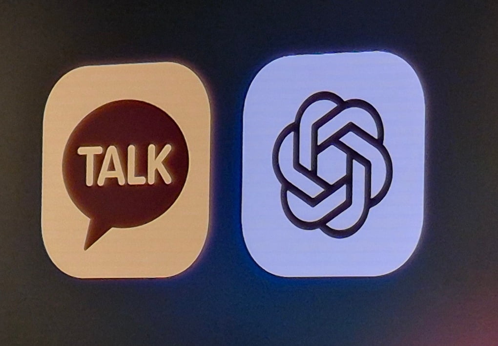 오늘부터 카톡서 챗GPT 쓴다는데…"메신저 혁신"vs "지나친 상업화" 논쟁