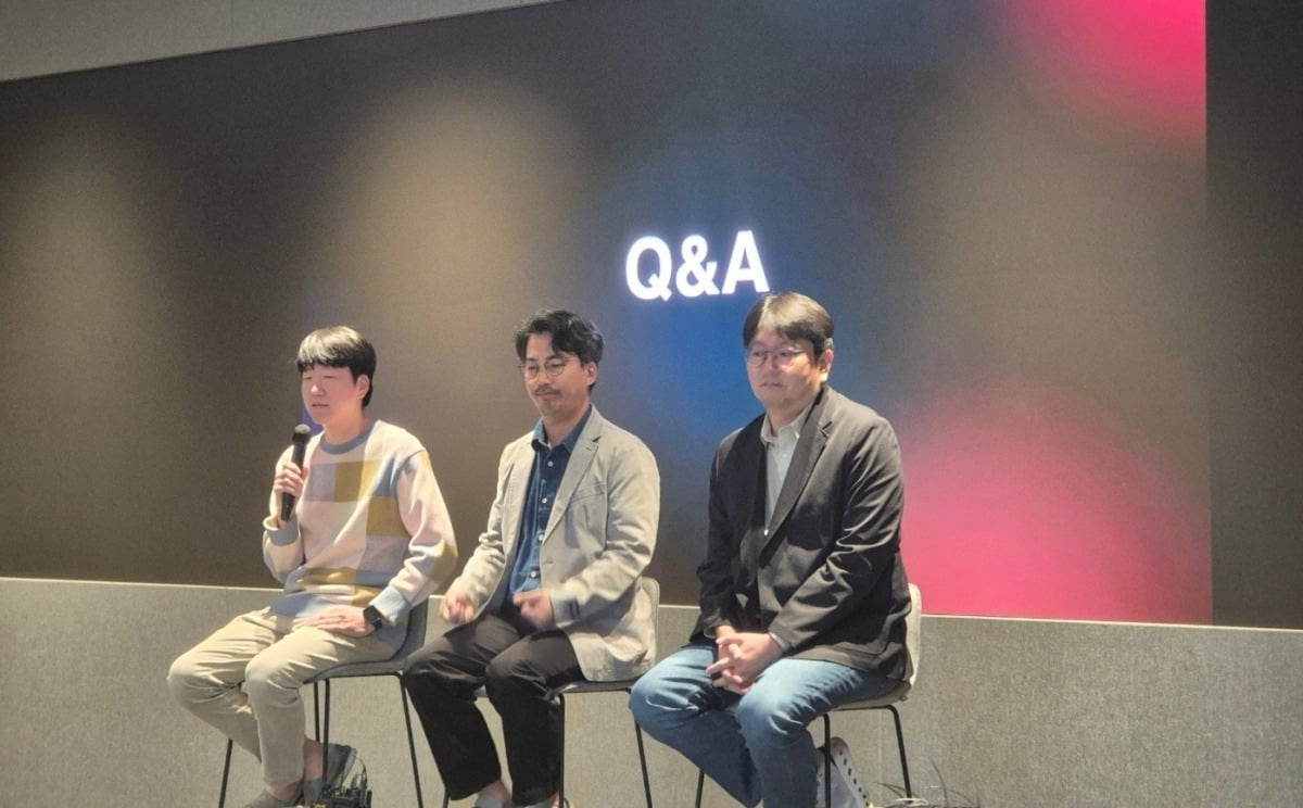 강지훈 카카오 AI디스커버리 성과리더, 유용하 AI 에이전트 플랫폼 성과리더, 김세웅 AI시너지 TF부사장이 28일 경기 성남 카카오 판교 아지트에서 열린 '프레스 싱크업 데이'에서 질답에 응하고 있다./사진=안정훈 기자
