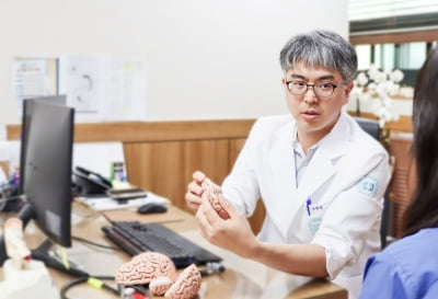 뇌졸중 후유증, 팔다리 경직 "손발 굳고 일상 어려우면 치료 받아야"