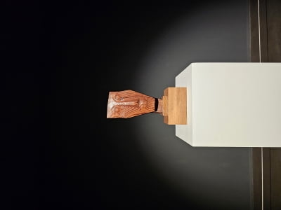 묵직한 돌 조각을 바라보면, 어둠을 마주보는 용기가 생긴다