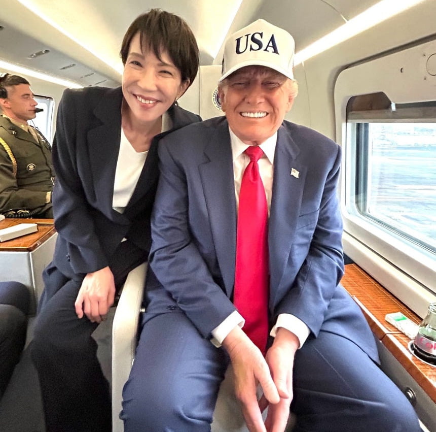 '트럼프 헬기 타고 투샷' 공개한 日 총리…미·일 밀착 과시